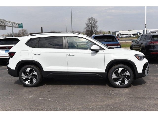 2025 Volkswagen Taos SE 4MOTION
