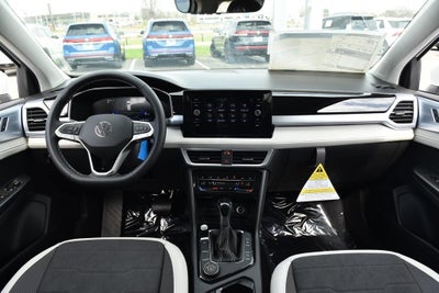 2025 Volkswagen Taos SE 4MOTION