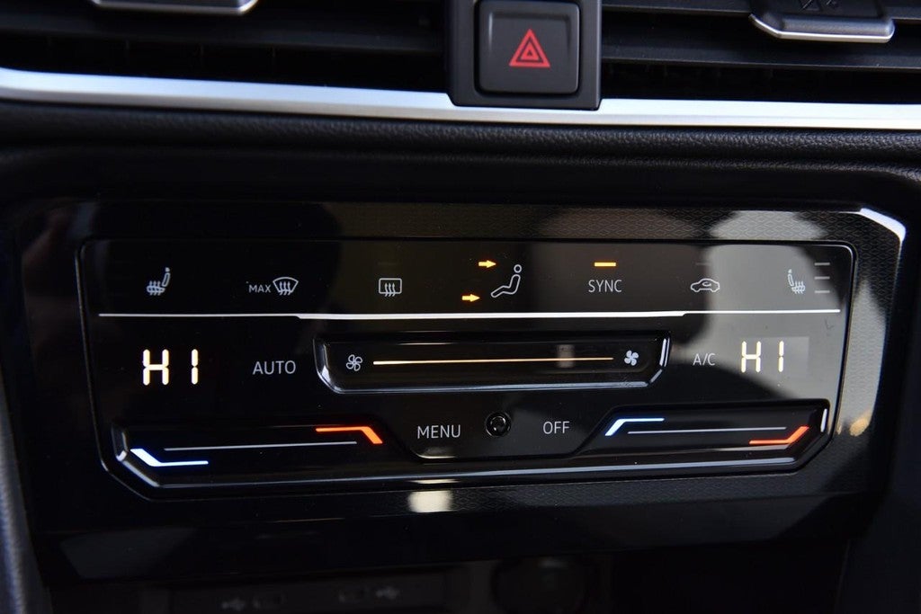 2025 Volkswagen Taos SE 4MOTION