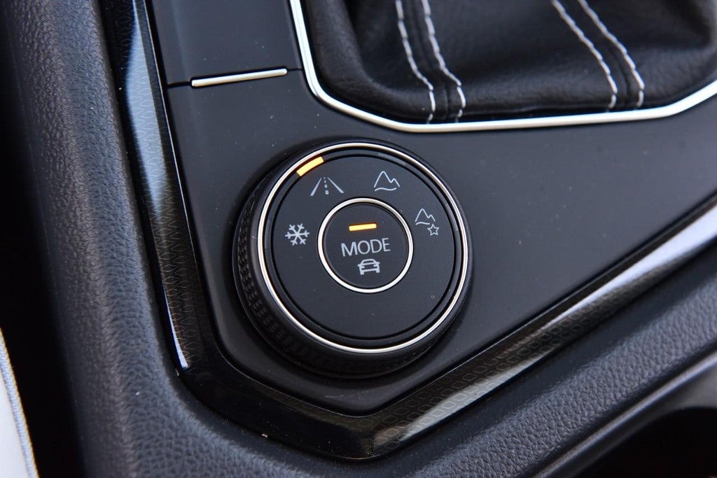 2025 Volkswagen Taos SE 4MOTION