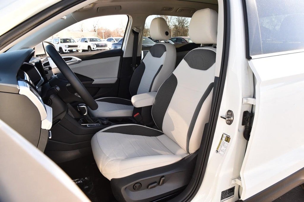 2025 Volkswagen Taos SE 4MOTION