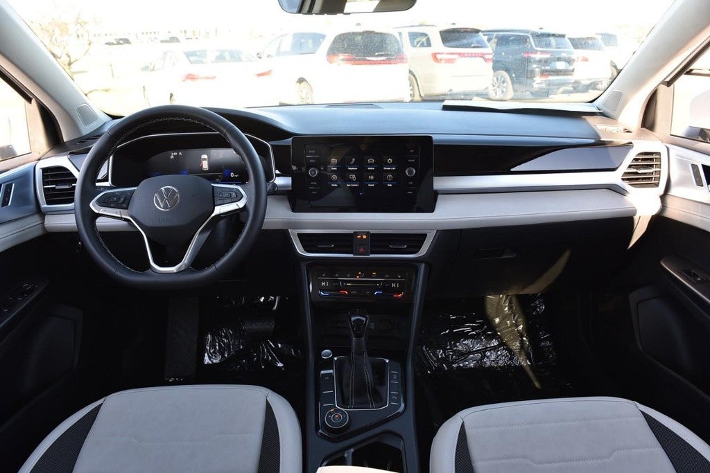 2025 Volkswagen Taos SE 4MOTION