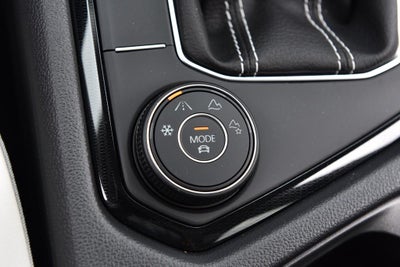 2025 Volkswagen Taos SE 4MOTION