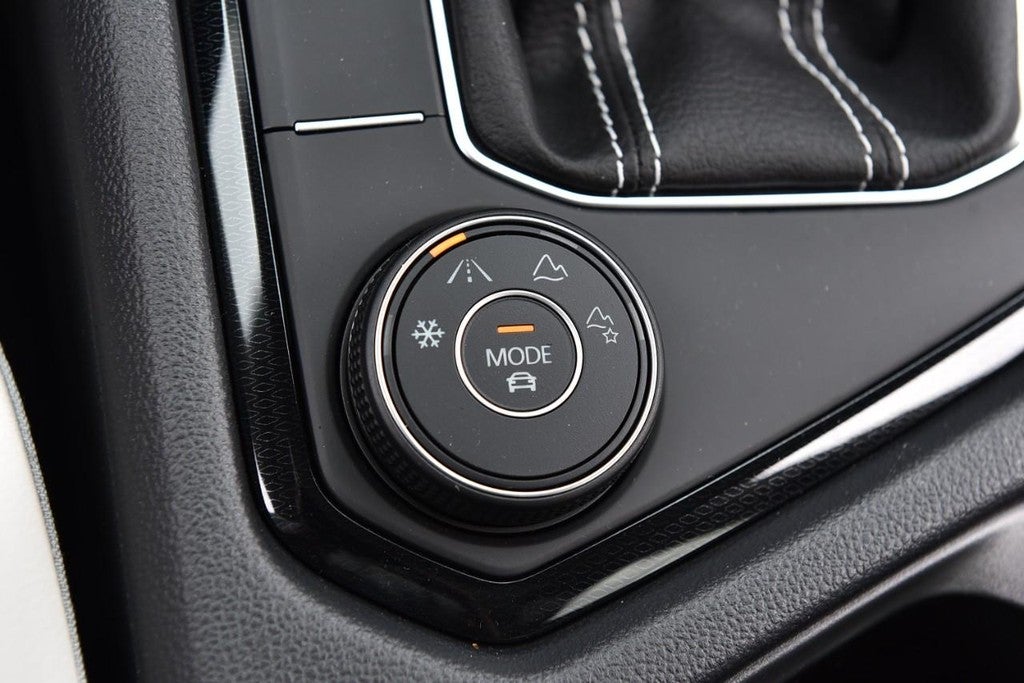 2025 Volkswagen Taos SE 4MOTION