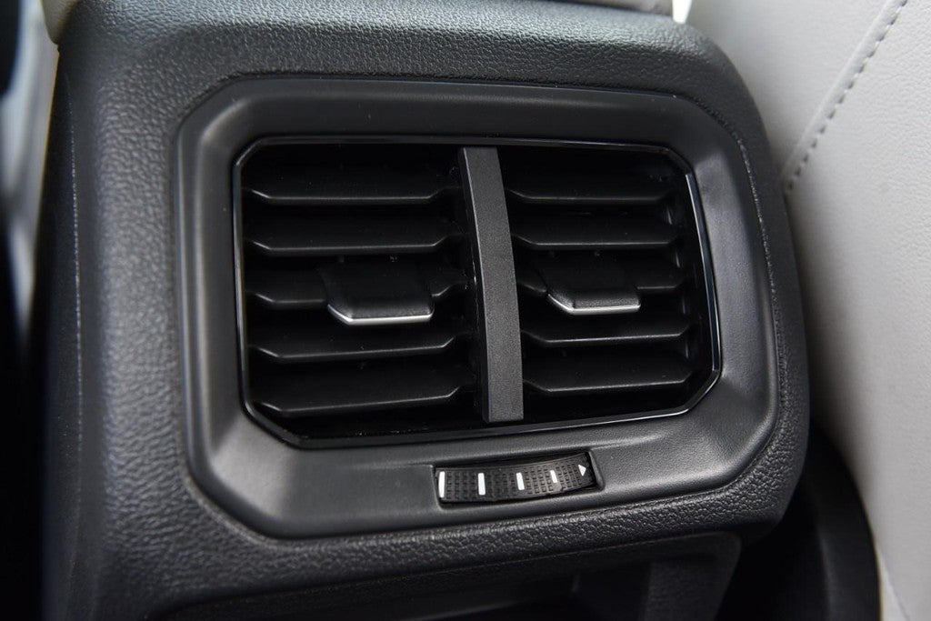 2025 Volkswagen Taos SE 4MOTION