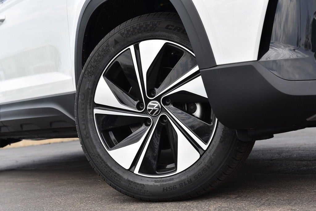 2025 Volkswagen Taos SE 4MOTION