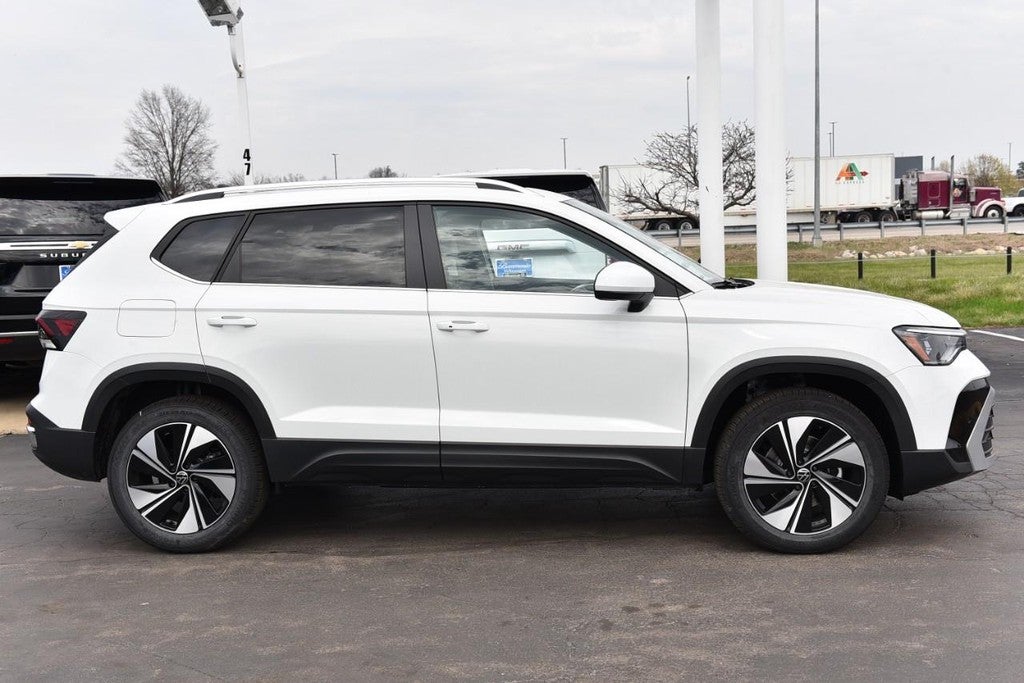 2025 Volkswagen Taos SE 4MOTION