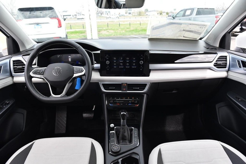 2025 Volkswagen Taos SE 4MOTION