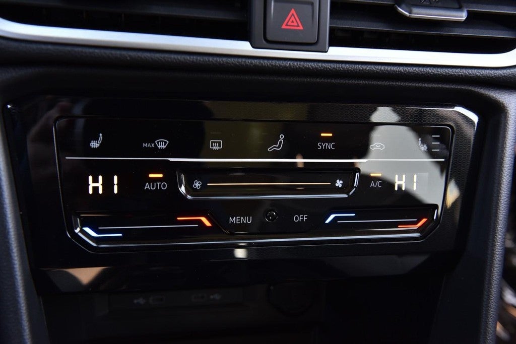 2025 Volkswagen Taos SE 4MOTION