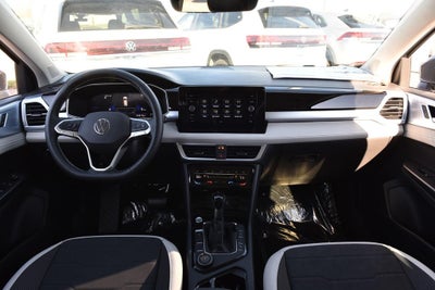 2025 Volkswagen Taos SE 4MOTION