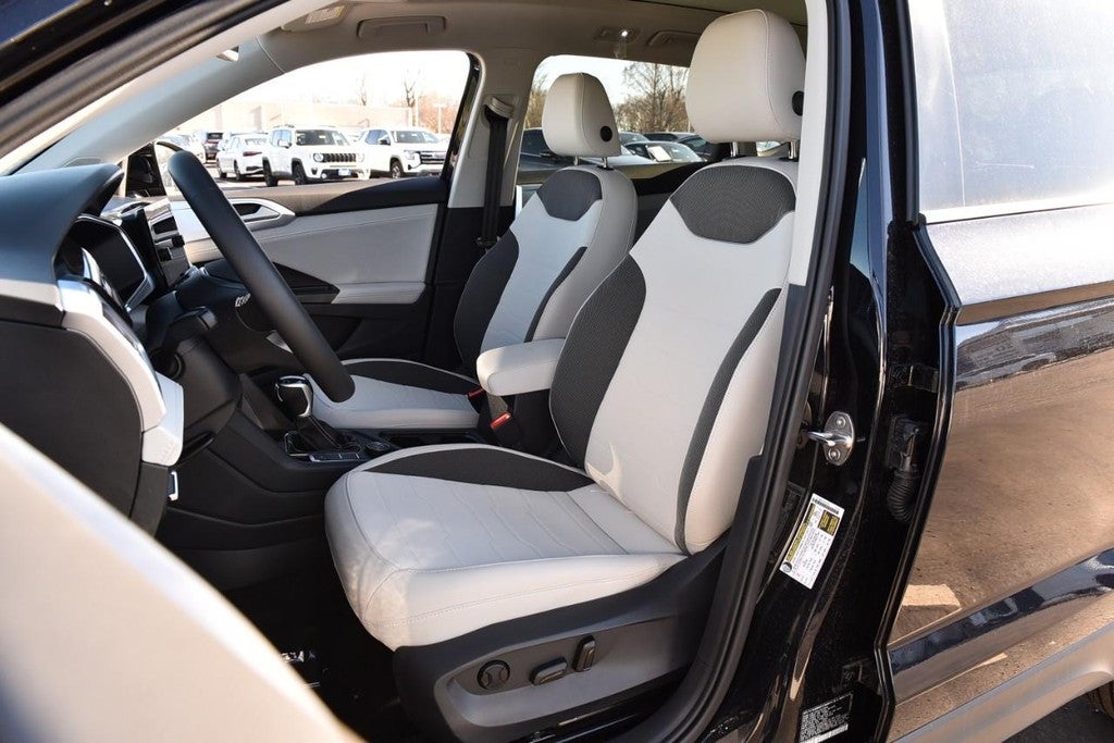 2025 Volkswagen Taos SE 4MOTION