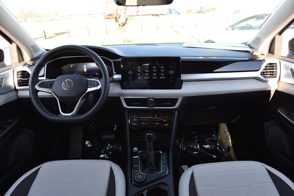 2025 Volkswagen Taos SE 4MOTION