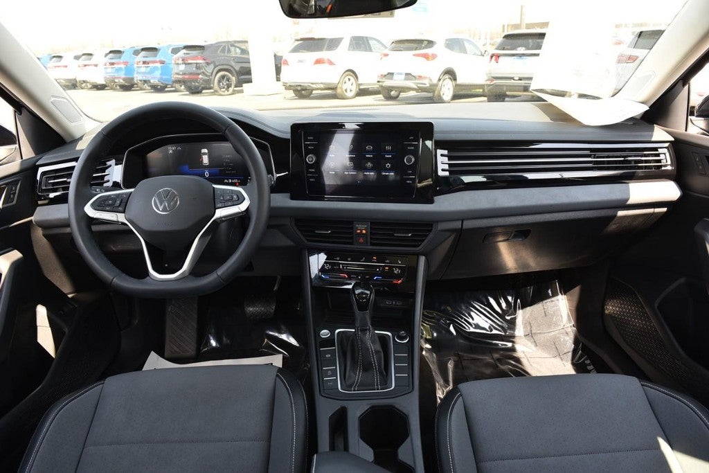 2025 Volkswagen Jetta SE Auto