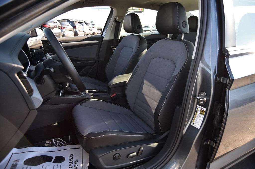 2025 Volkswagen Jetta SE Auto