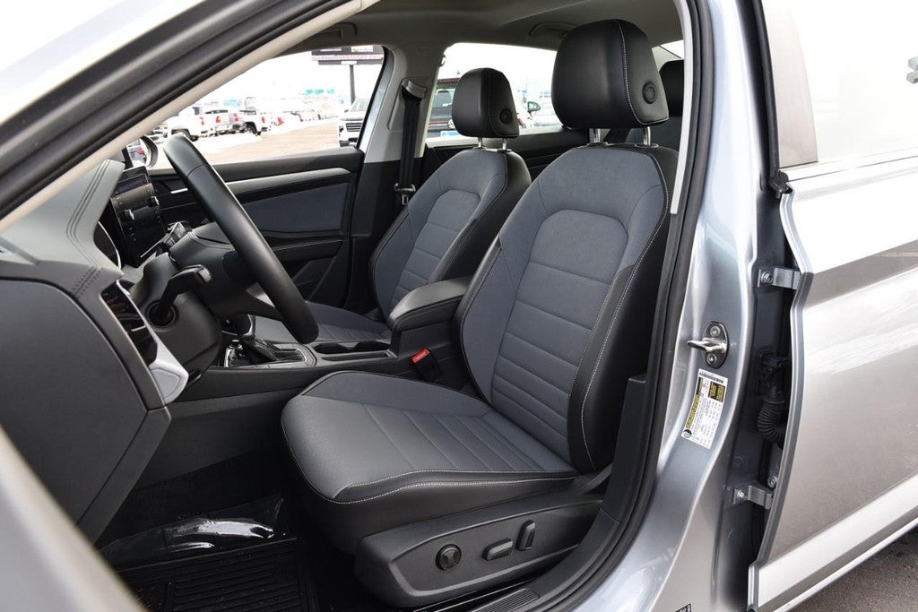 2025 Volkswagen Jetta SE Auto