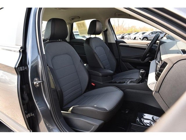 2025 Volkswagen Jetta SE Auto