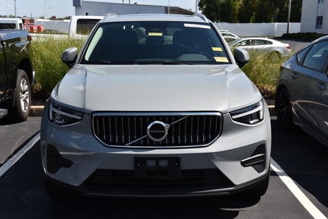 2025 Volvo XC40 Core Bright Theme