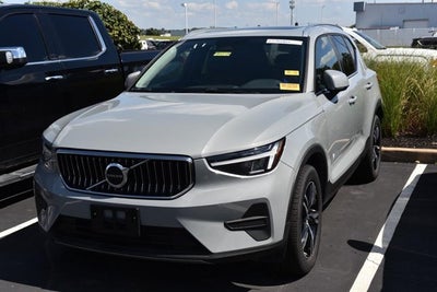 2025 Volvo XC40 Core Bright Theme