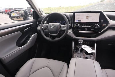 2026 Toyota Highlander Hybrid Platinum