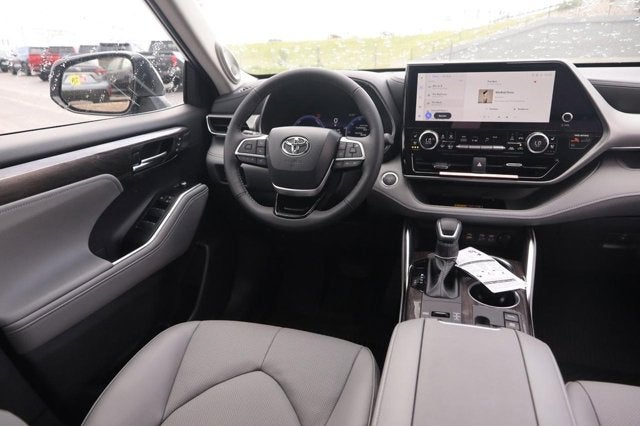 2026 Toyota Highlander Hybrid Platinum
