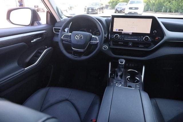 2025 Toyota Highlander Platinum