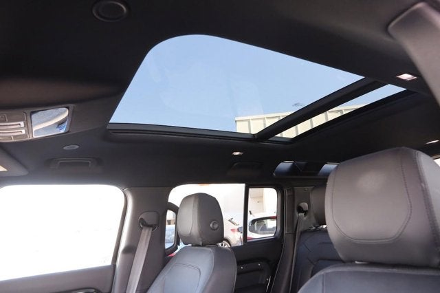 2024 Land Rover Defender SE