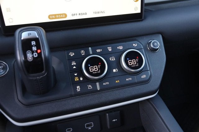 2024 Land Rover Defender SE