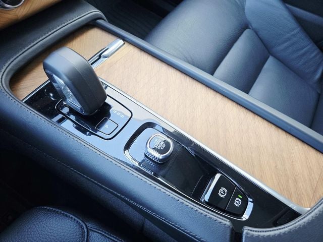 2024 Volvo XC90 B5 Plus