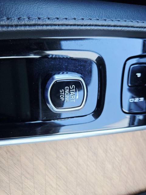 2024 Volvo XC90 B5 Plus