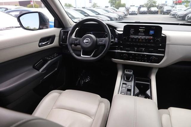 2025 Nissan Pathfinder SL