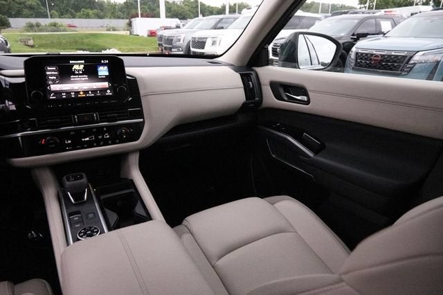 2025 Nissan Pathfinder SL